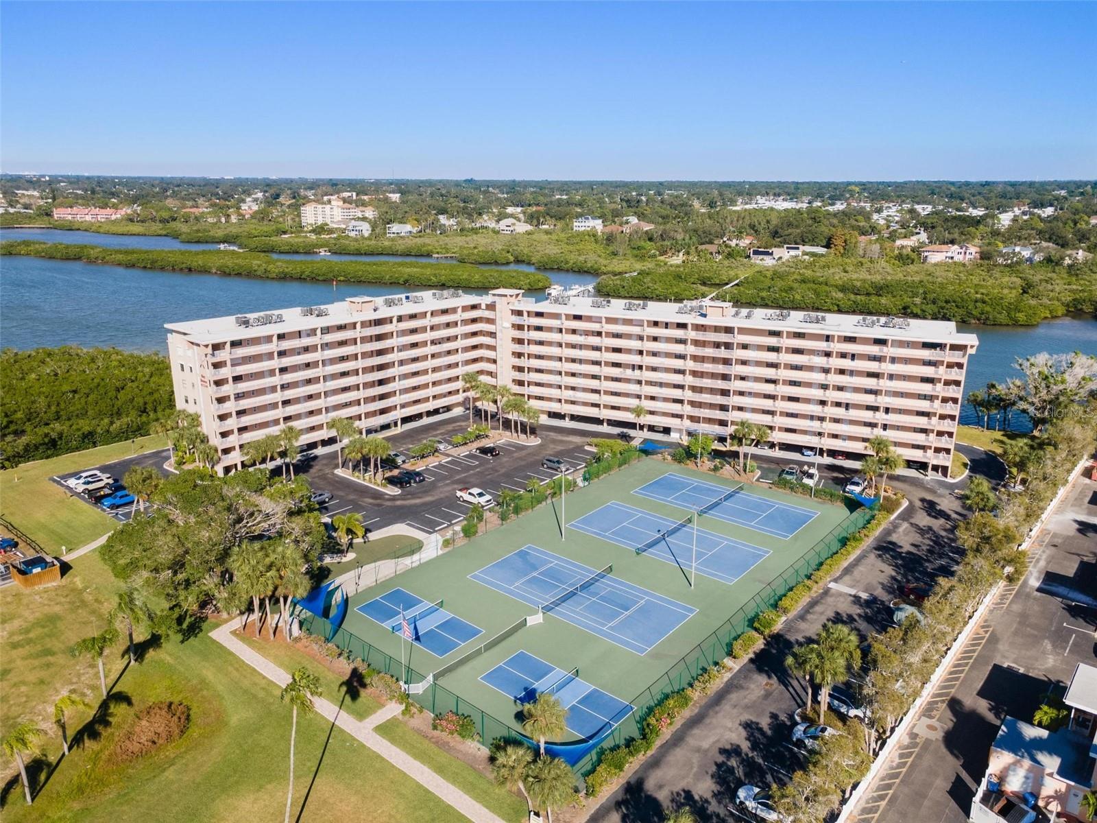 BAY SHORES YACHT & TENNIS CLUB - Residential