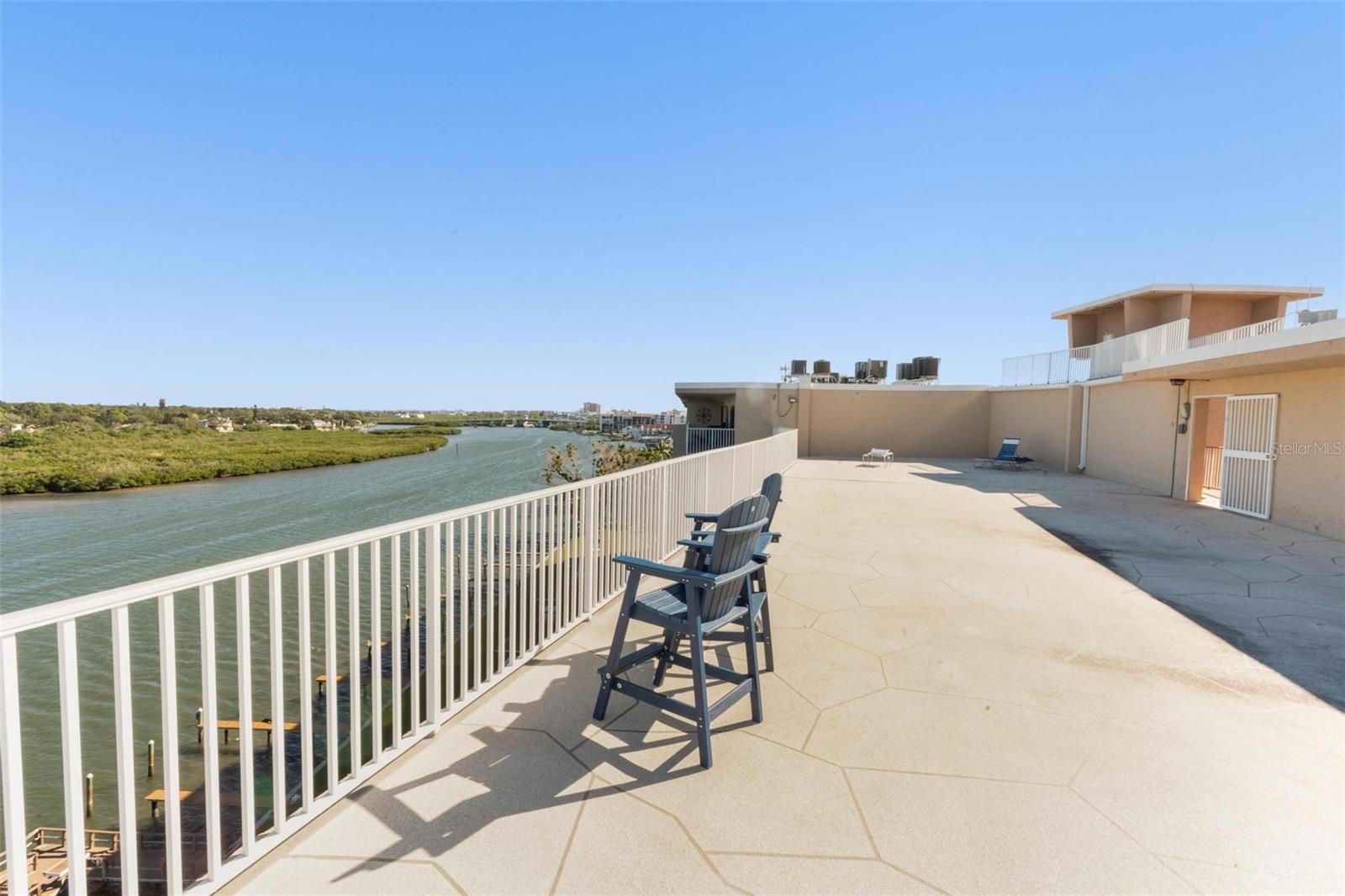 BAY SHORES YACHT & TENNIS CLUB - Residential