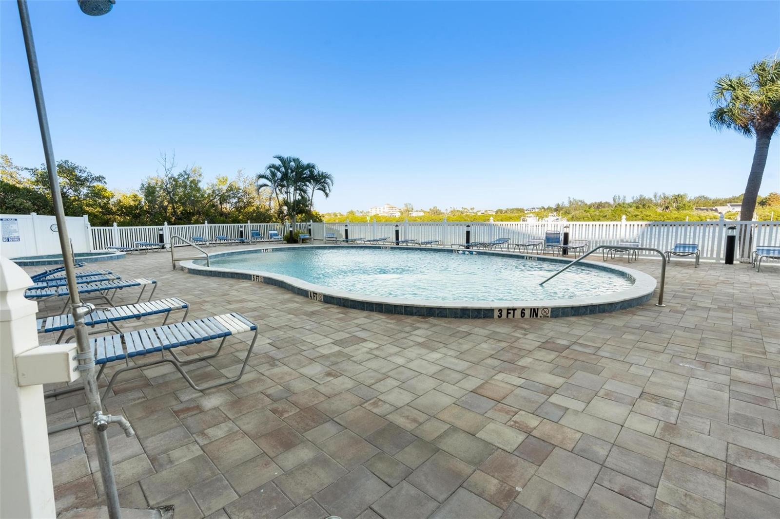 BAY SHORES YACHT & TENNIS CLUB - Residential