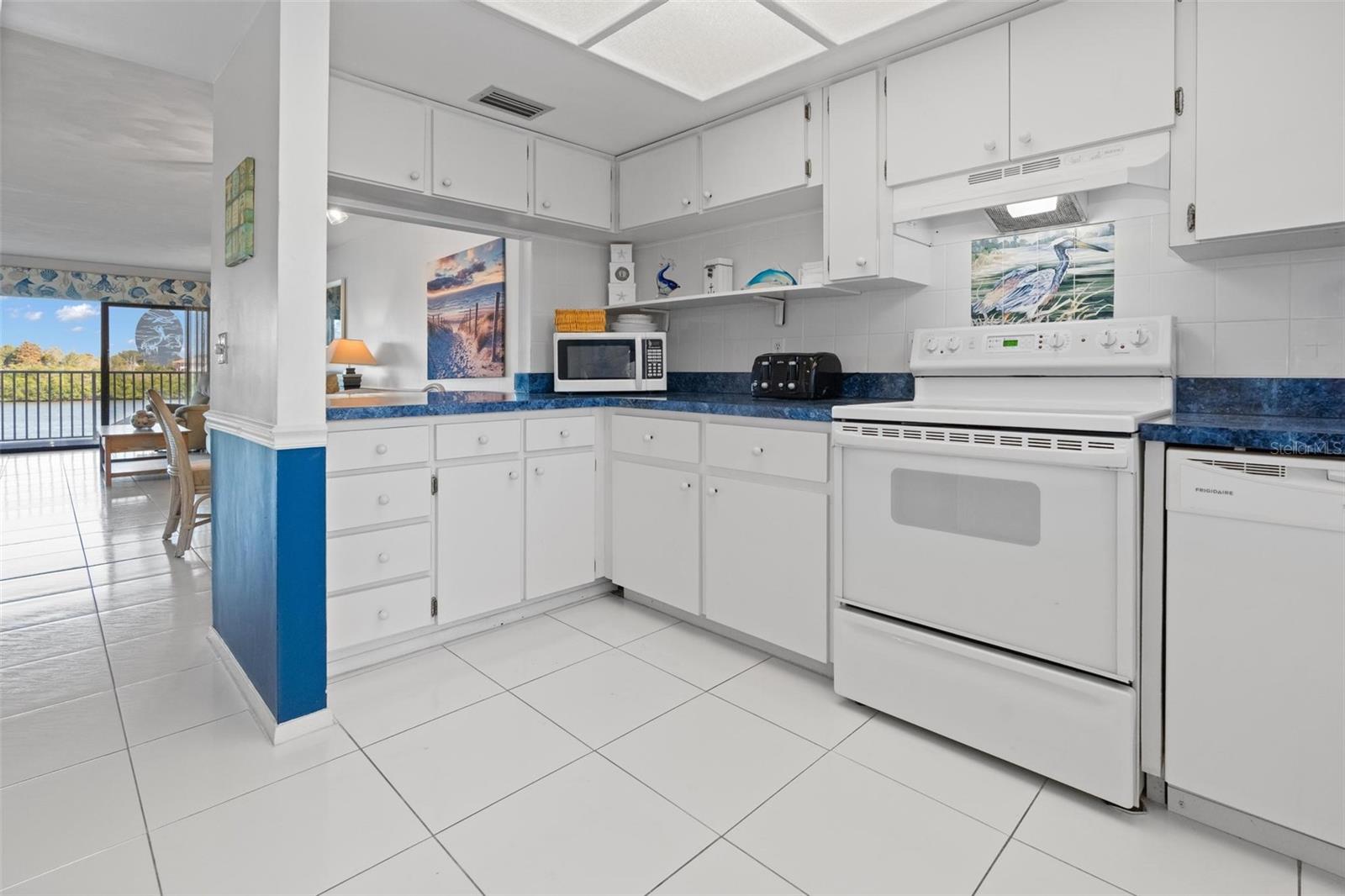 BAY SHORES YACHT & TENNIS CLUB - Residential