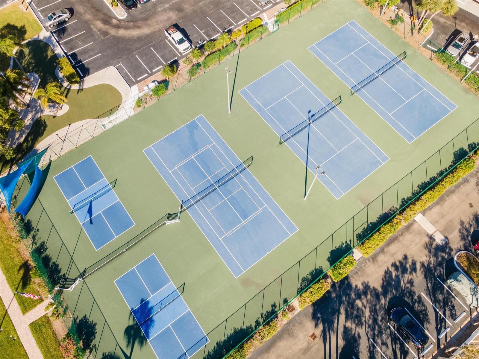 BAY SHORES YACHT & TENNIS CLUB - Residential