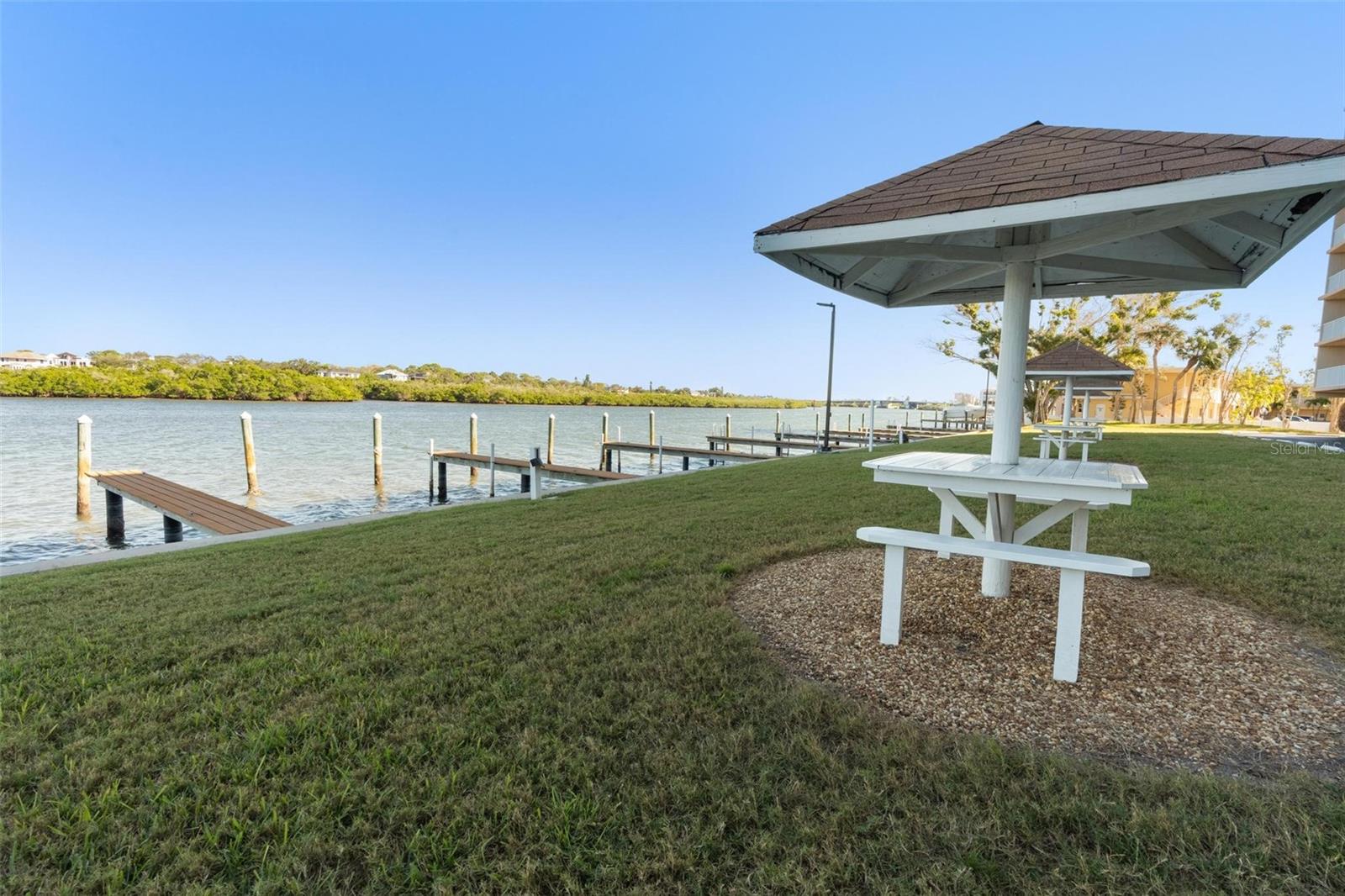 BAY SHORES YACHT & TENNIS CLUB - Residential