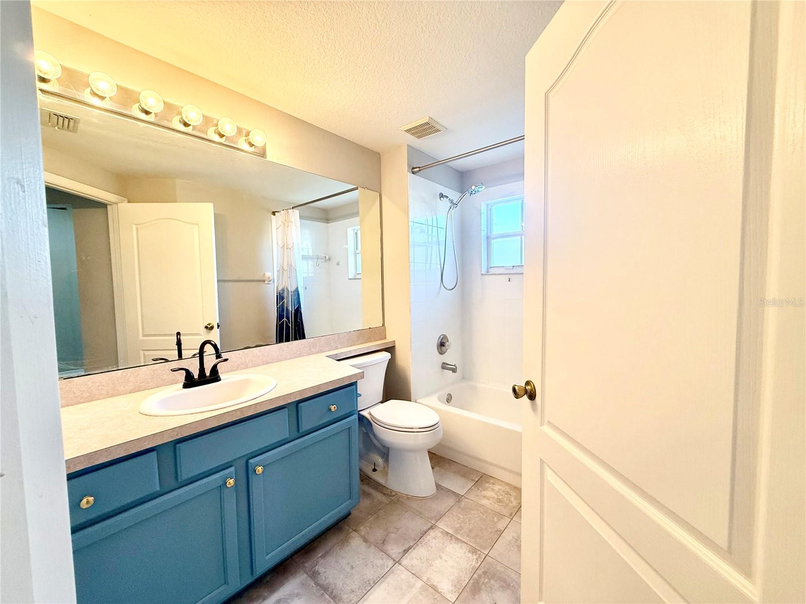 LEXINGTON OAKS PH 02 - Residential Lease