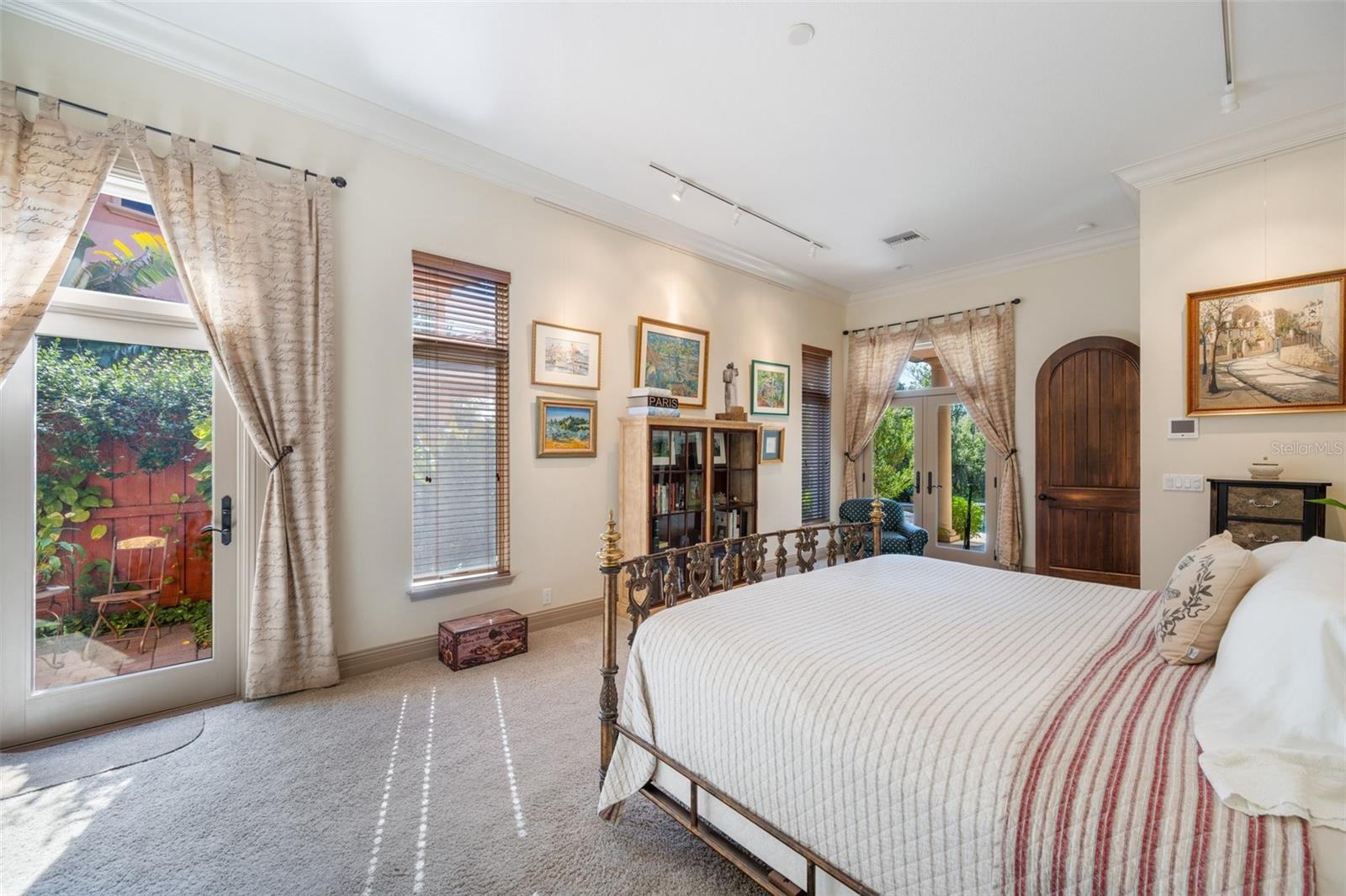 CRESTWOOD OAKS - Residential