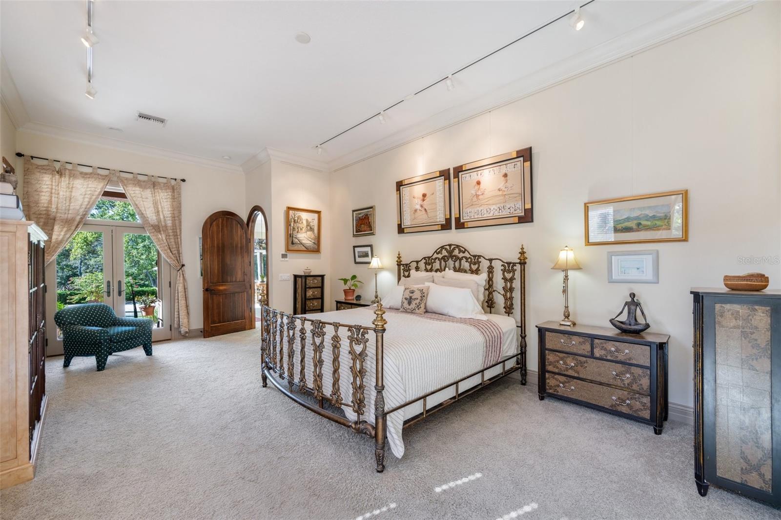 CRESTWOOD OAKS - Residential