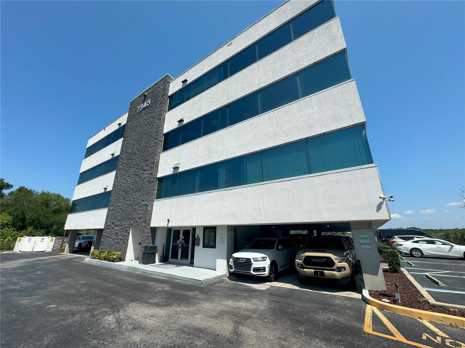 LOCATION! LOCATION! LOCATION! GREAT COMMERCIAL PROPERTY FOR INVESTMENT! Rented and income producing at an excellent rate! Excellent office building located right in the heart of the Dr. Phillips commercial district! Partially furnished. Already subdivided in three spaces: Reception and two offices. Lake view! Power included! Don't miss this opportunity to buy an office with THE BEST location and at an incredible price!!! DON'T MISS IT!