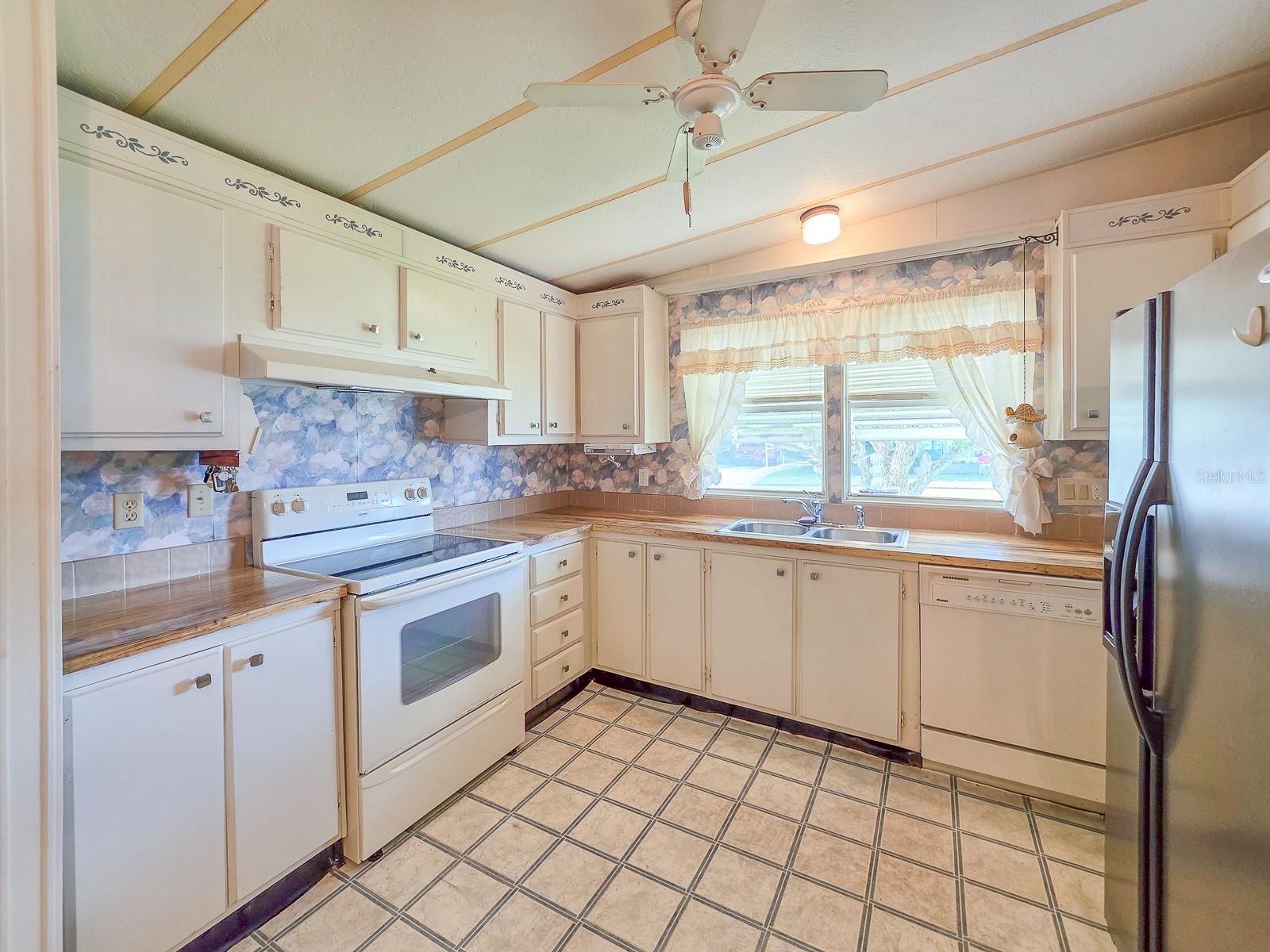 LAURELWOOD MOBILE ESTATES UNIT 01 - Residential