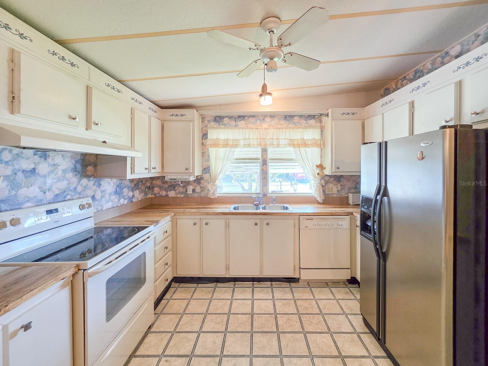 LAURELWOOD MOBILE ESTATES UNIT 01 - Residential