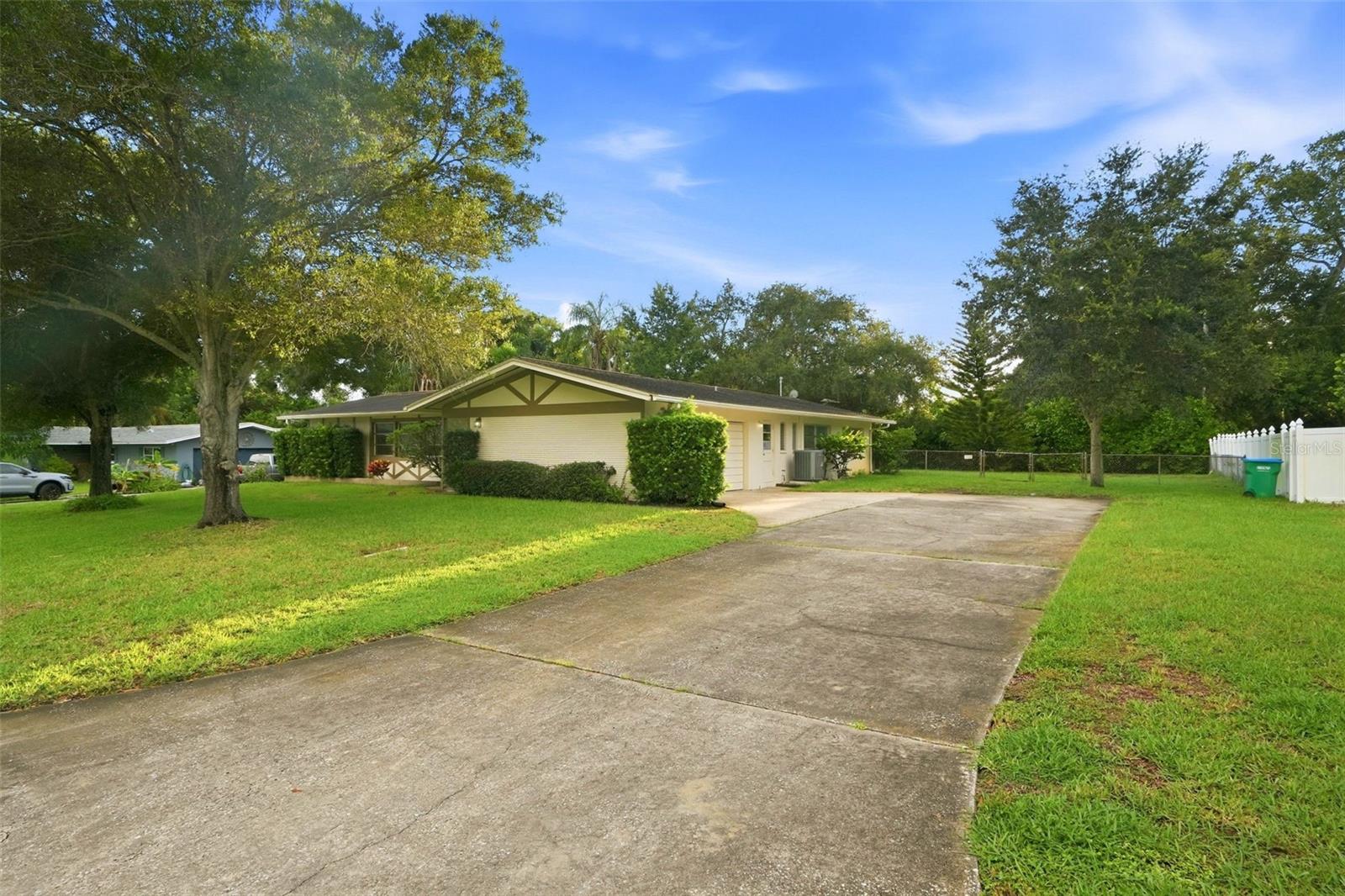 1514 OAKADIA DRIVE W