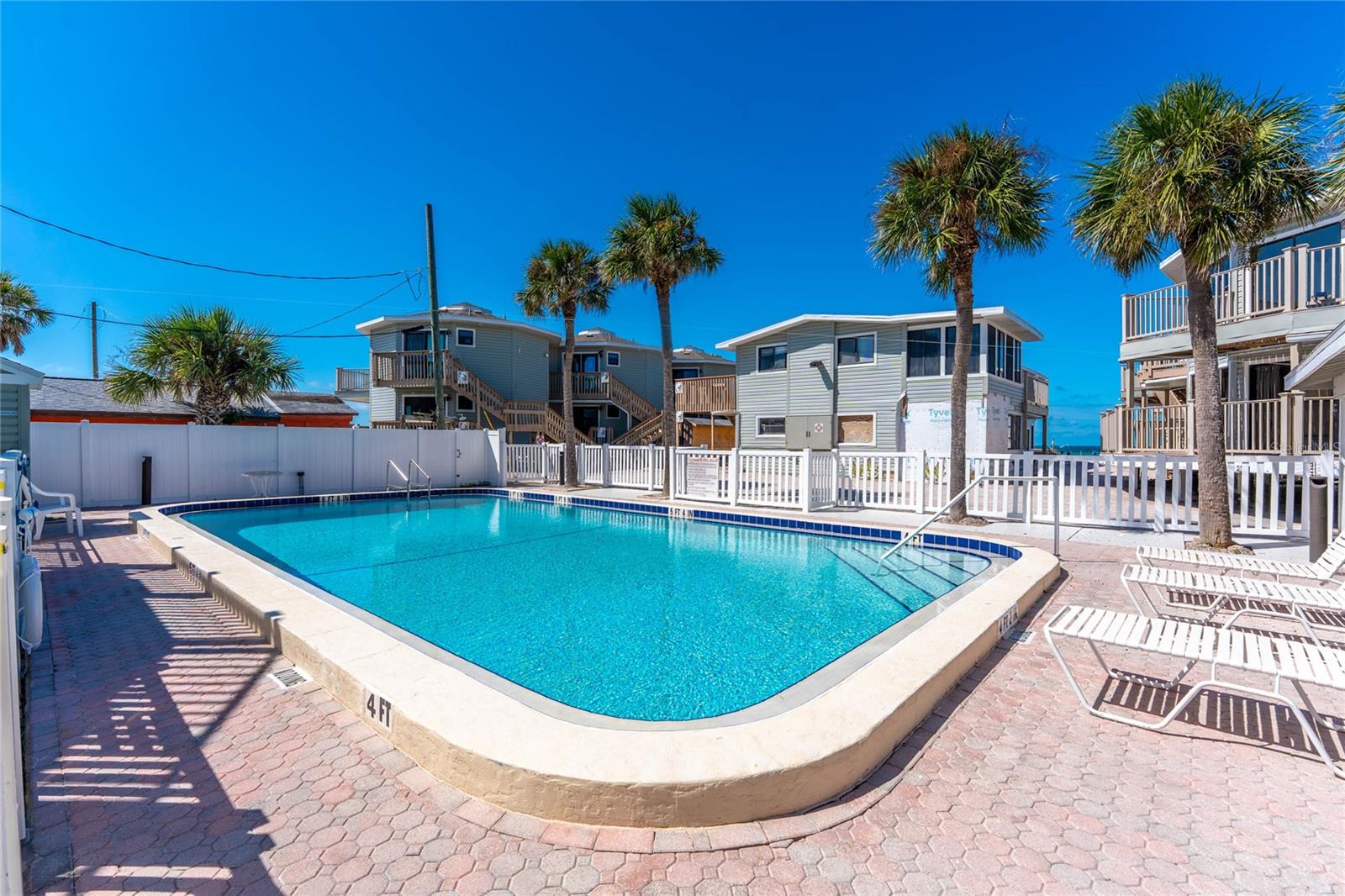 CASTAWAYS - Residential