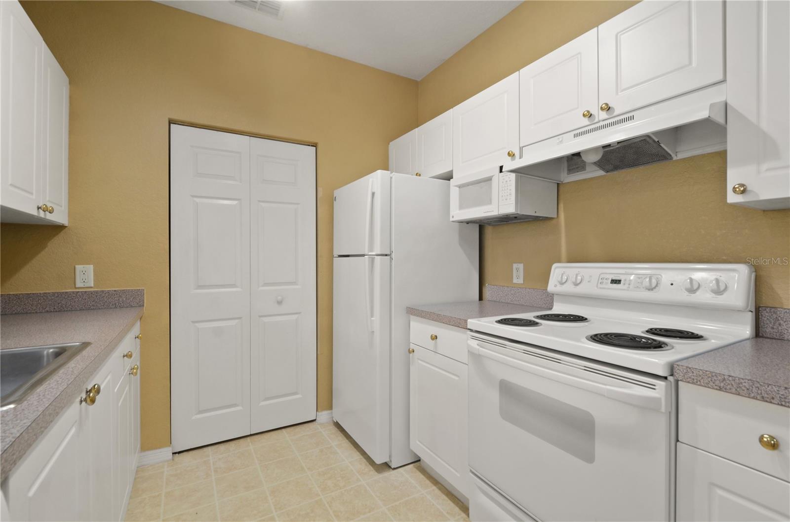 CRESCENT PLACE AT LAKE LOTUS CONDO - Residential