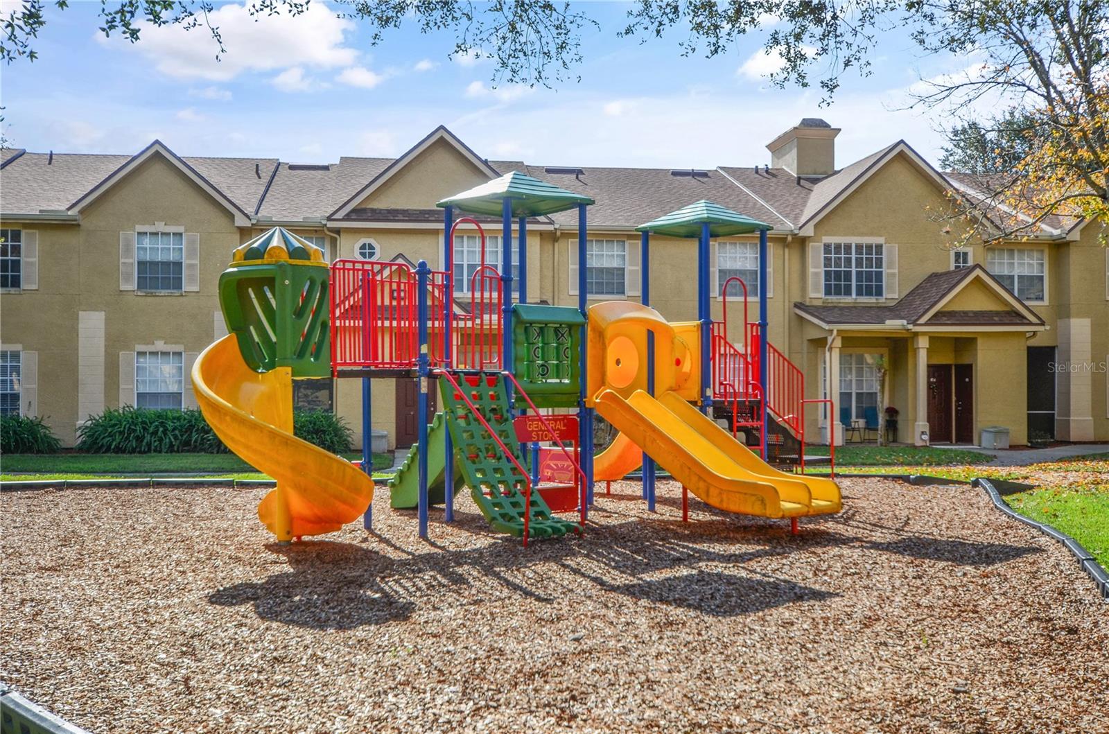 CRESCENT PLACE AT LAKE LOTUS CONDO - Residential