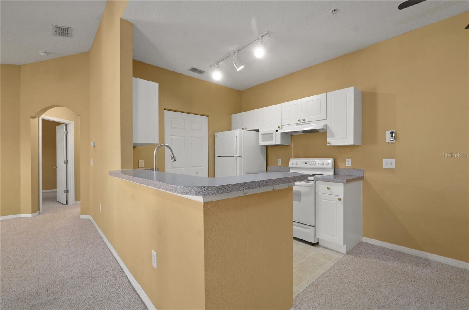 CRESCENT PLACE AT LAKE LOTUS CONDO - Residential