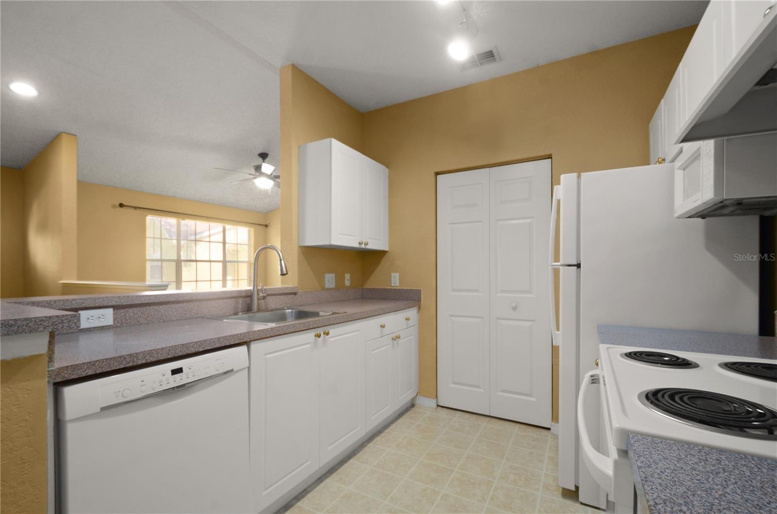 CRESCENT PLACE AT LAKE LOTUS CONDO - Residential