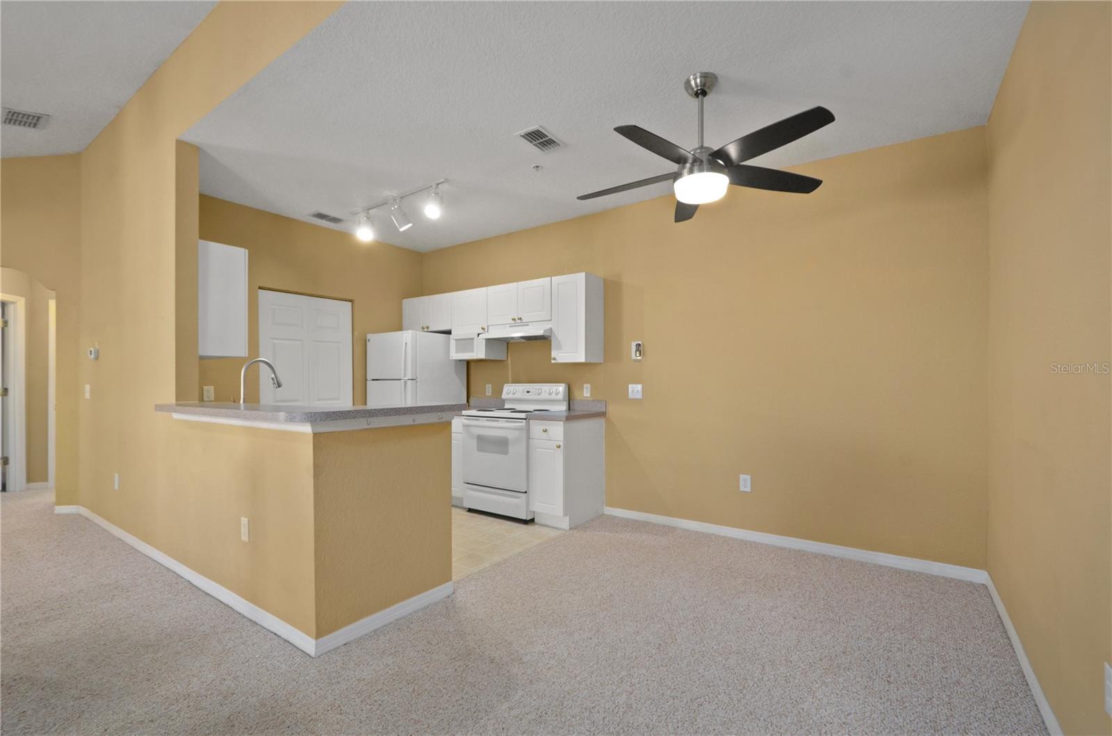 CRESCENT PLACE AT LAKE LOTUS CONDO - Residential