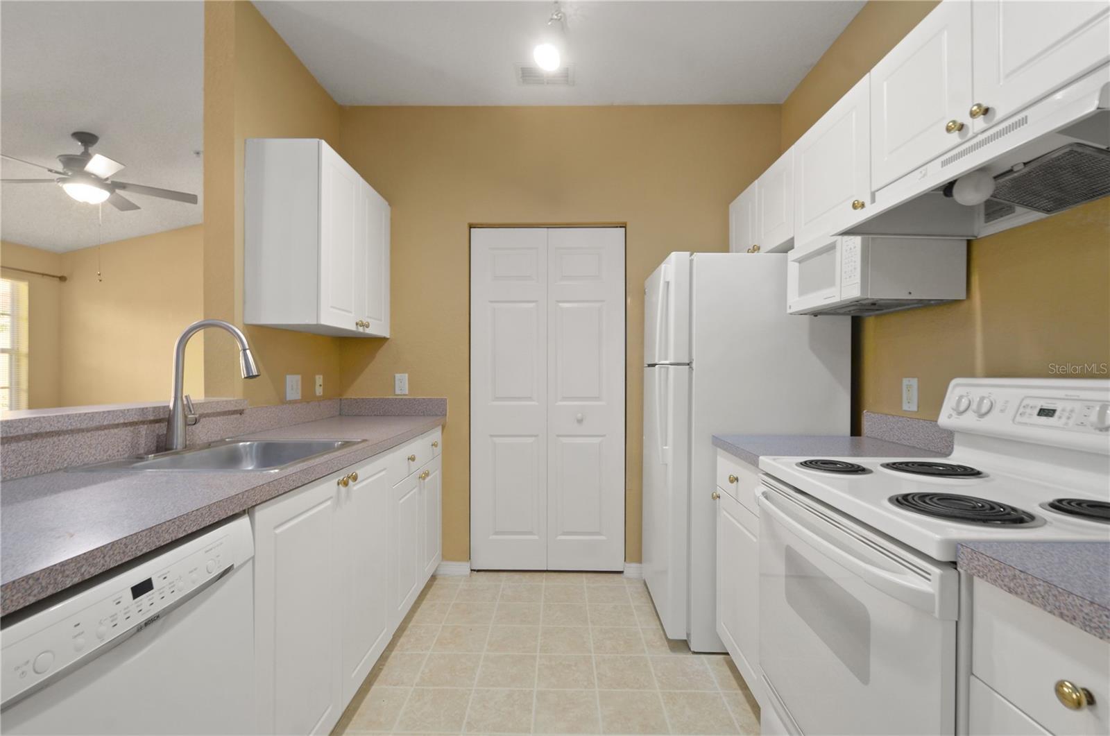 CRESCENT PLACE AT LAKE LOTUS CONDO - Residential