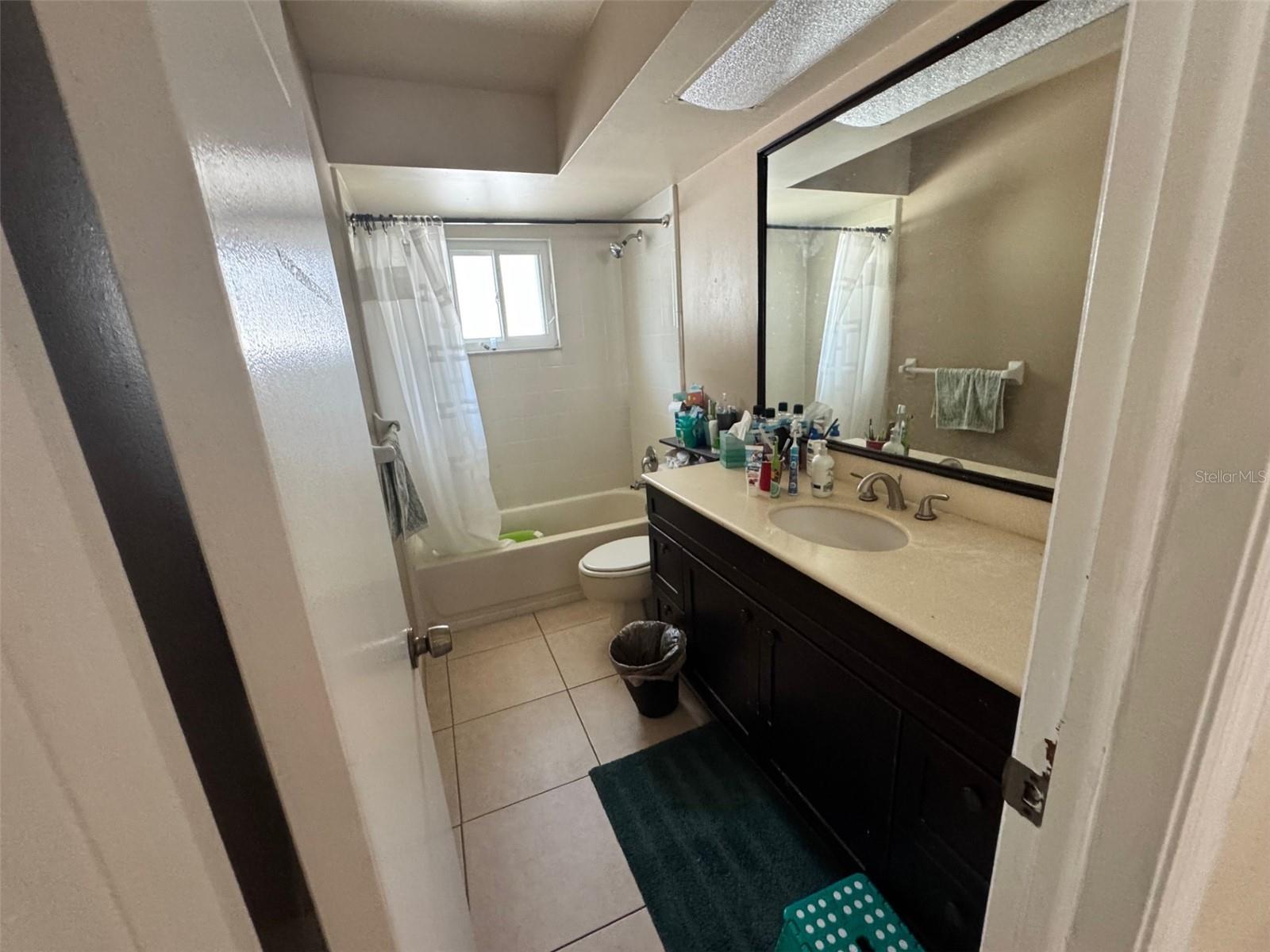 BAY LAKES AT GRANADA SEC 01 - Residential Lease