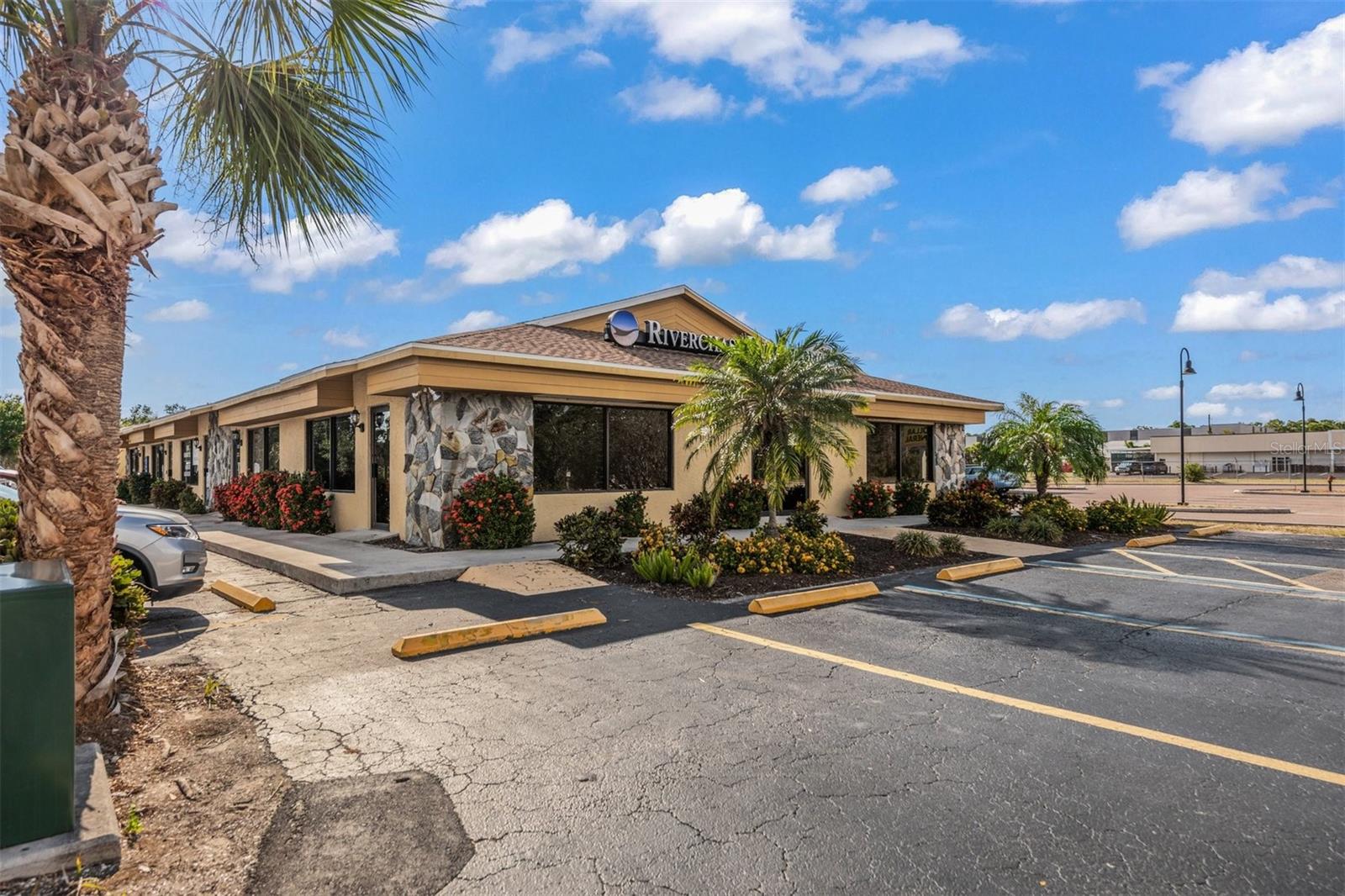 PINE PLAZA - Commercial Lease