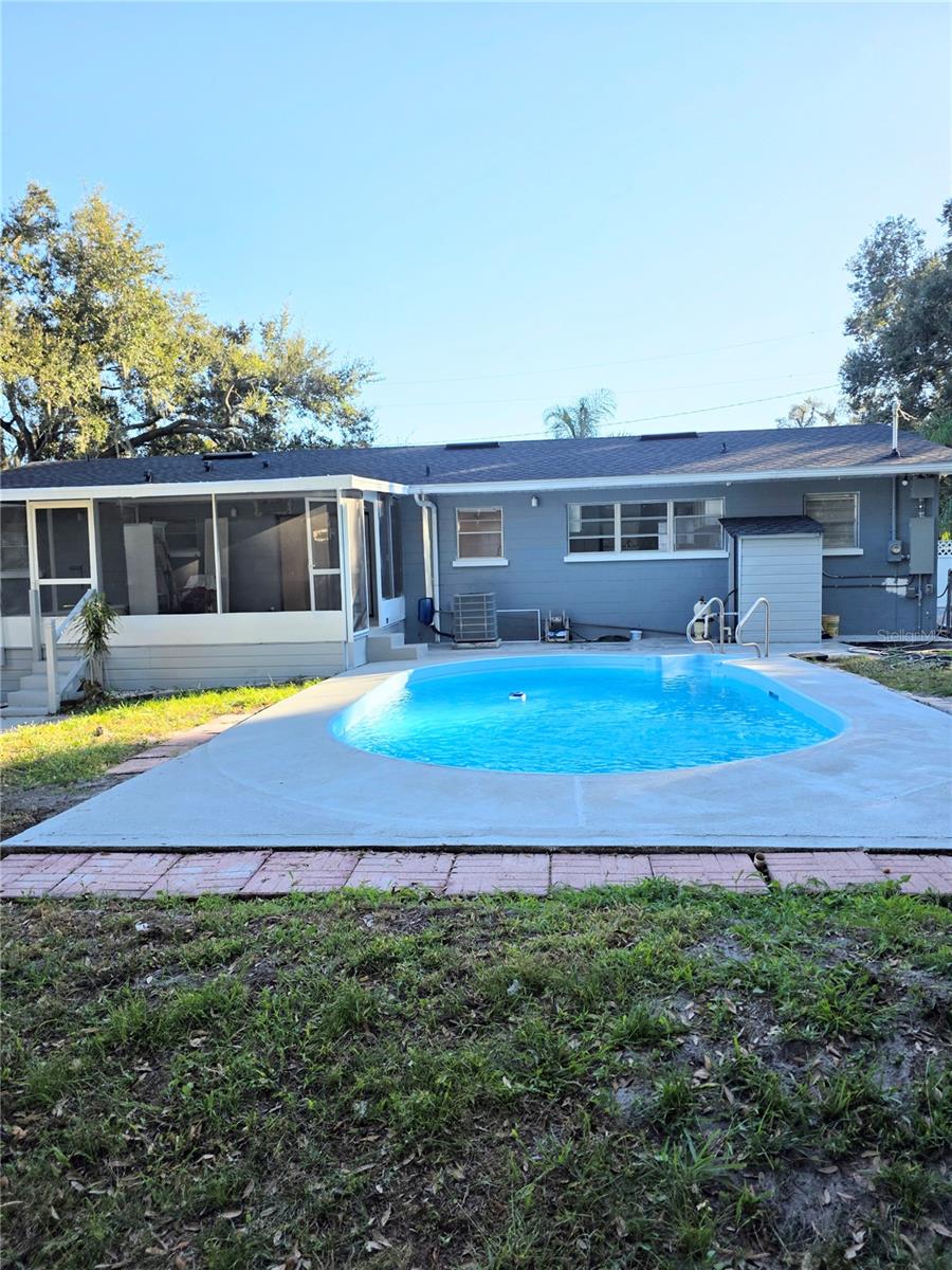 TROPICAL GARDENS - Residential Lease