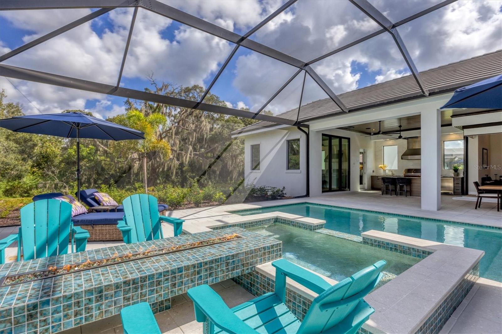 FOUNDERS CLUB - Residential