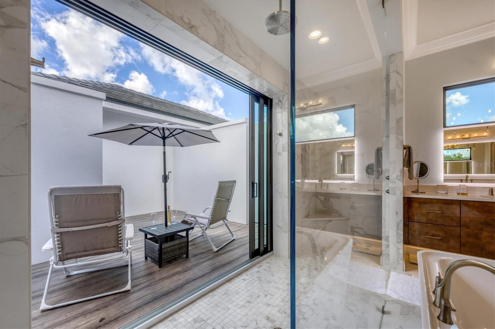 FOUNDERS CLUB - Residential