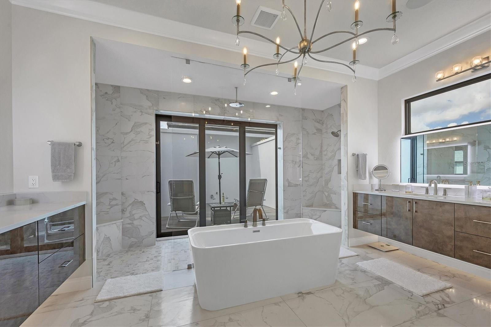 FOUNDERS CLUB - Residential