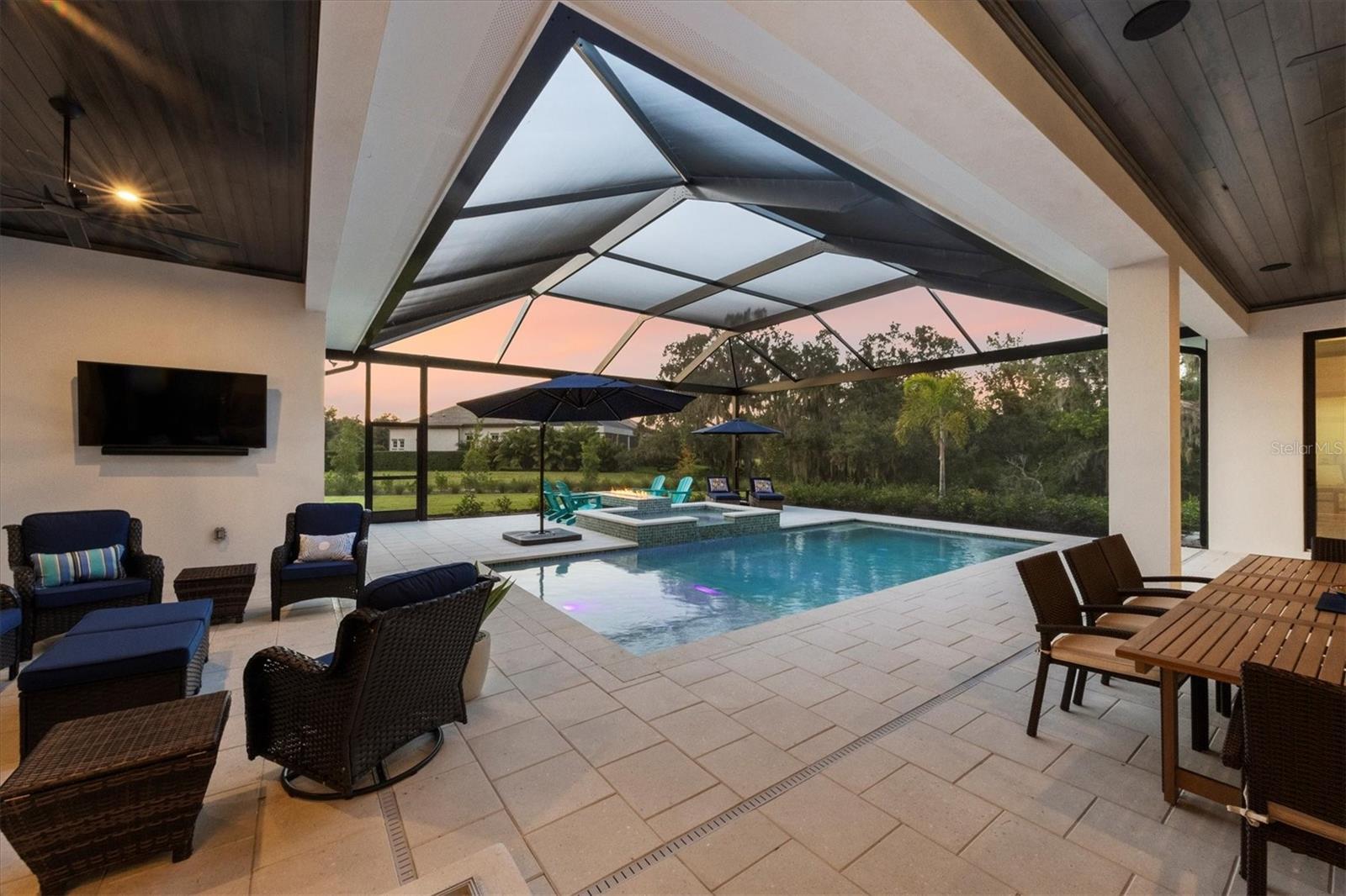 FOUNDERS CLUB - Residential