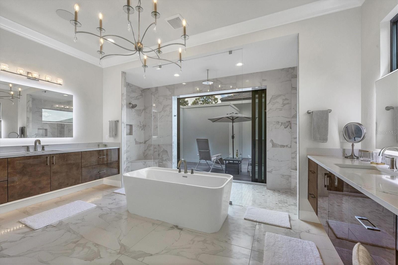 FOUNDERS CLUB - Residential