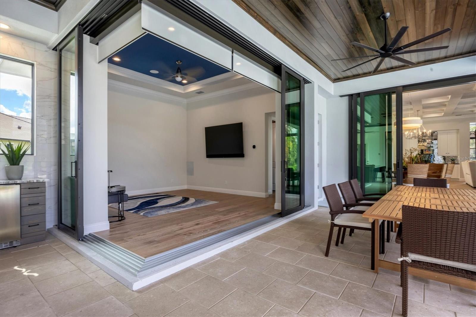 FOUNDERS CLUB - Residential