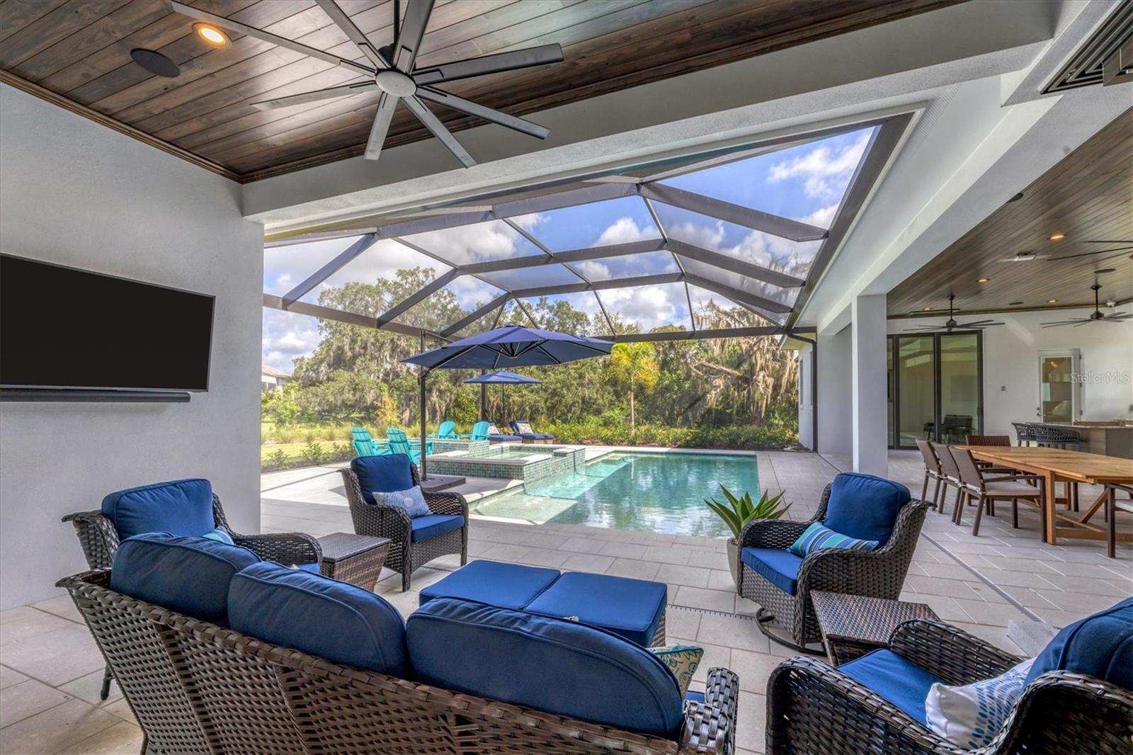 FOUNDERS CLUB - Residential