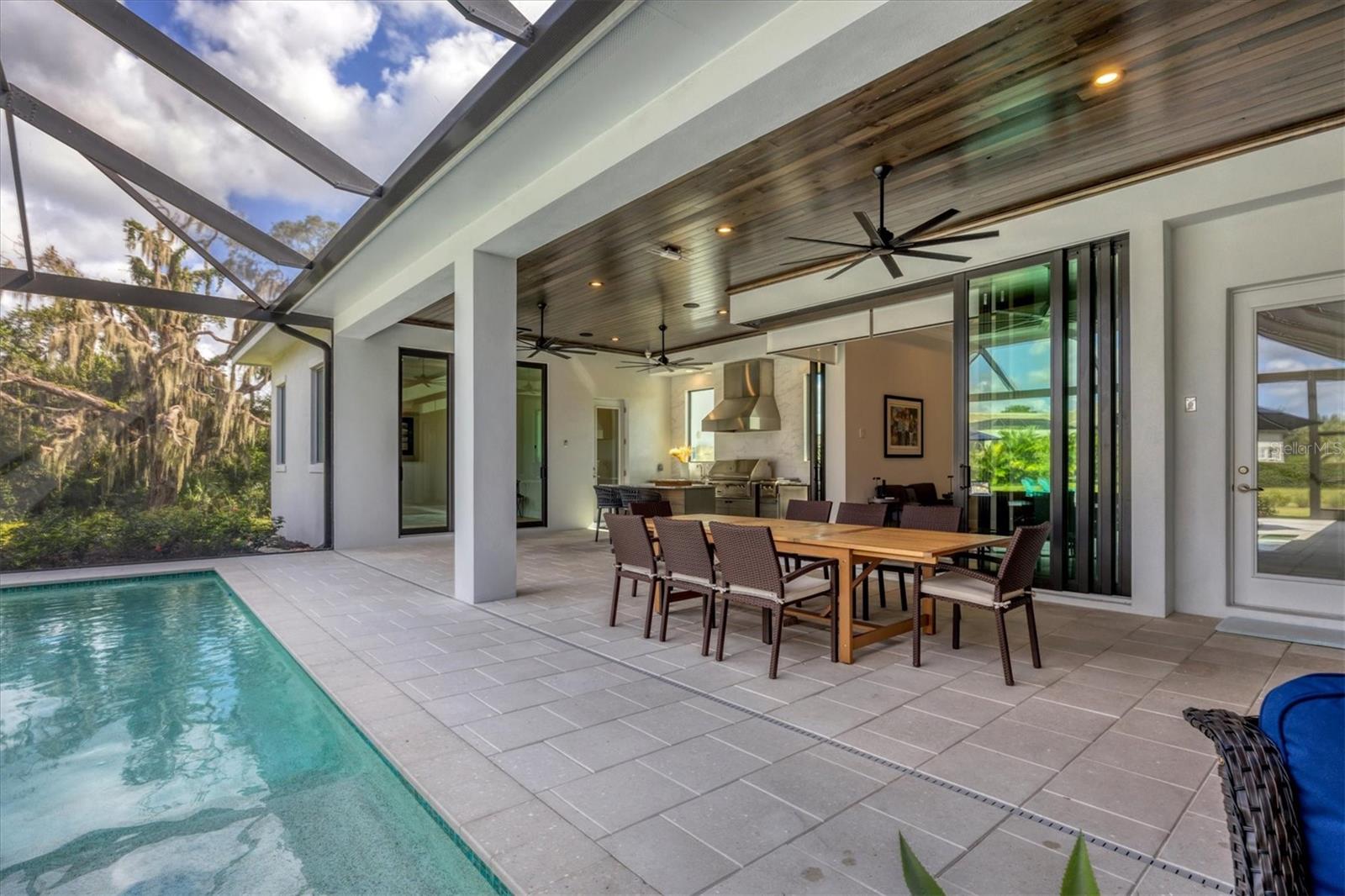 FOUNDERS CLUB - Residential