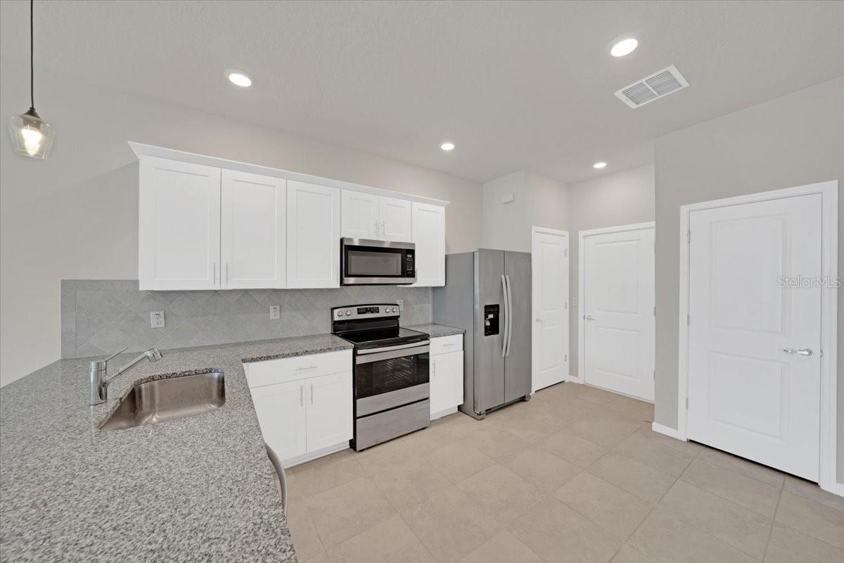OAKSTEAD TOWNHOMES - Residential Lease