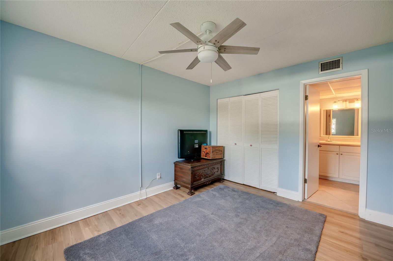 RIVER PLACE 01 HUNDRED CONDO - Residential