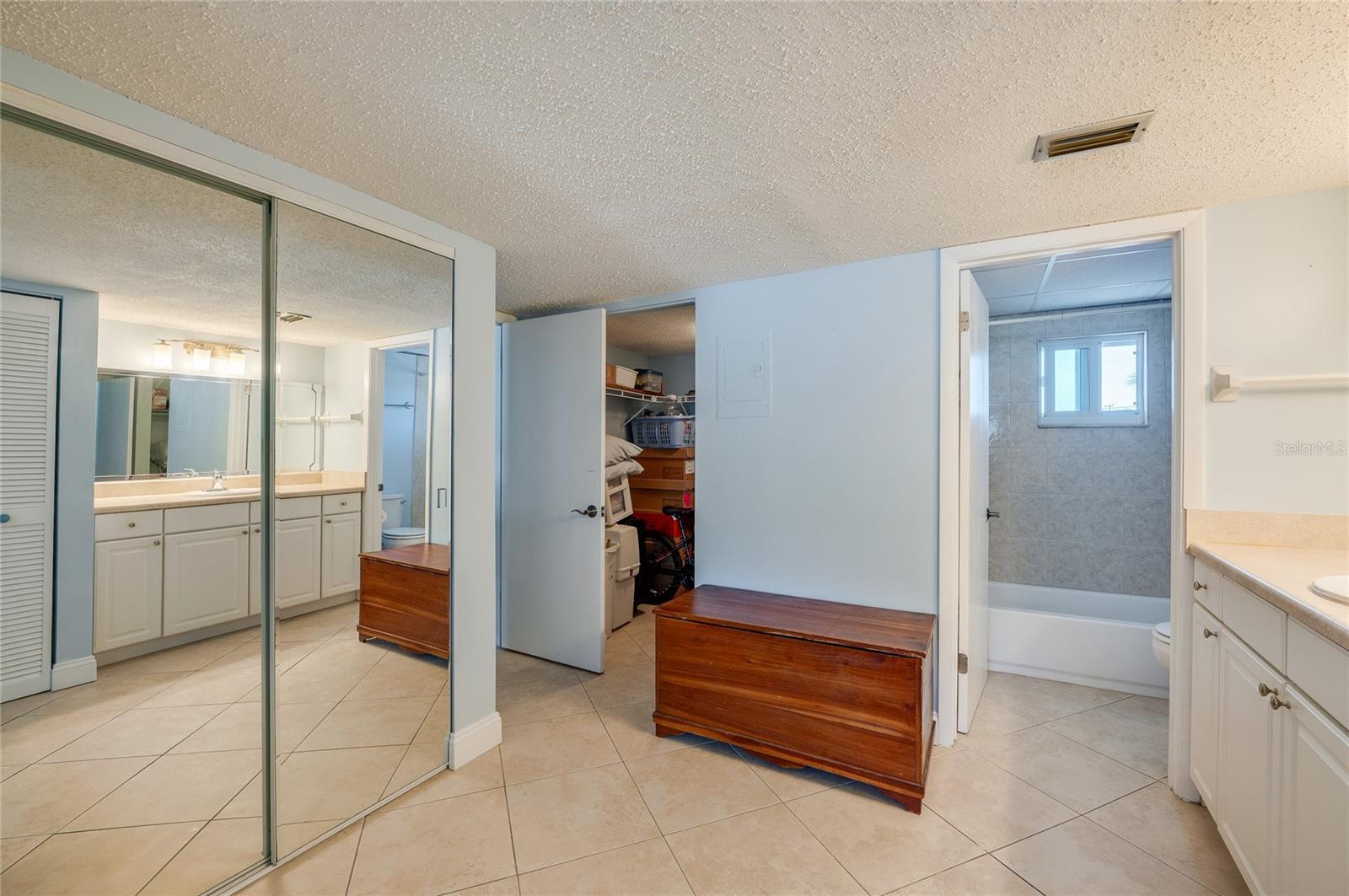 RIVER PLACE 01 HUNDRED CONDO - Residential