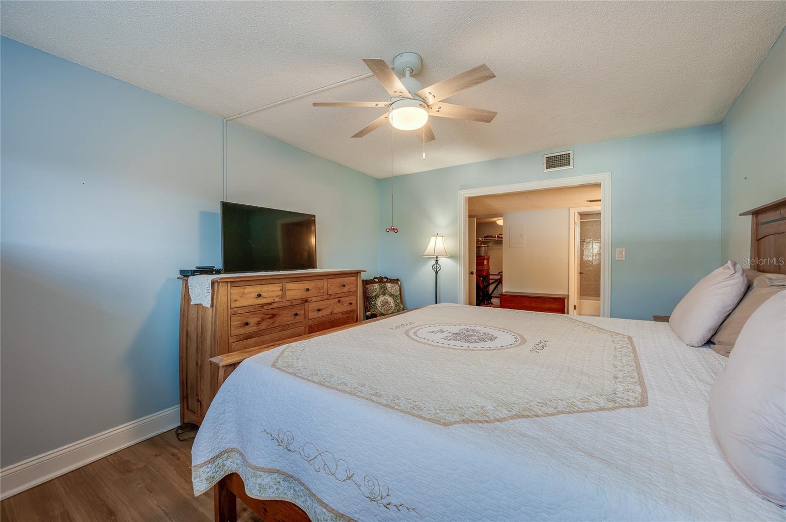 RIVER PLACE 01 HUNDRED CONDO - Residential