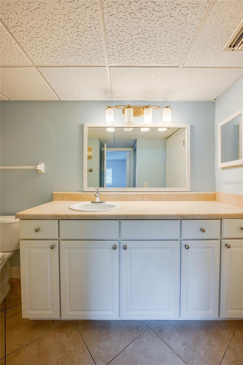 RIVER PLACE 01 HUNDRED CONDO - Residential