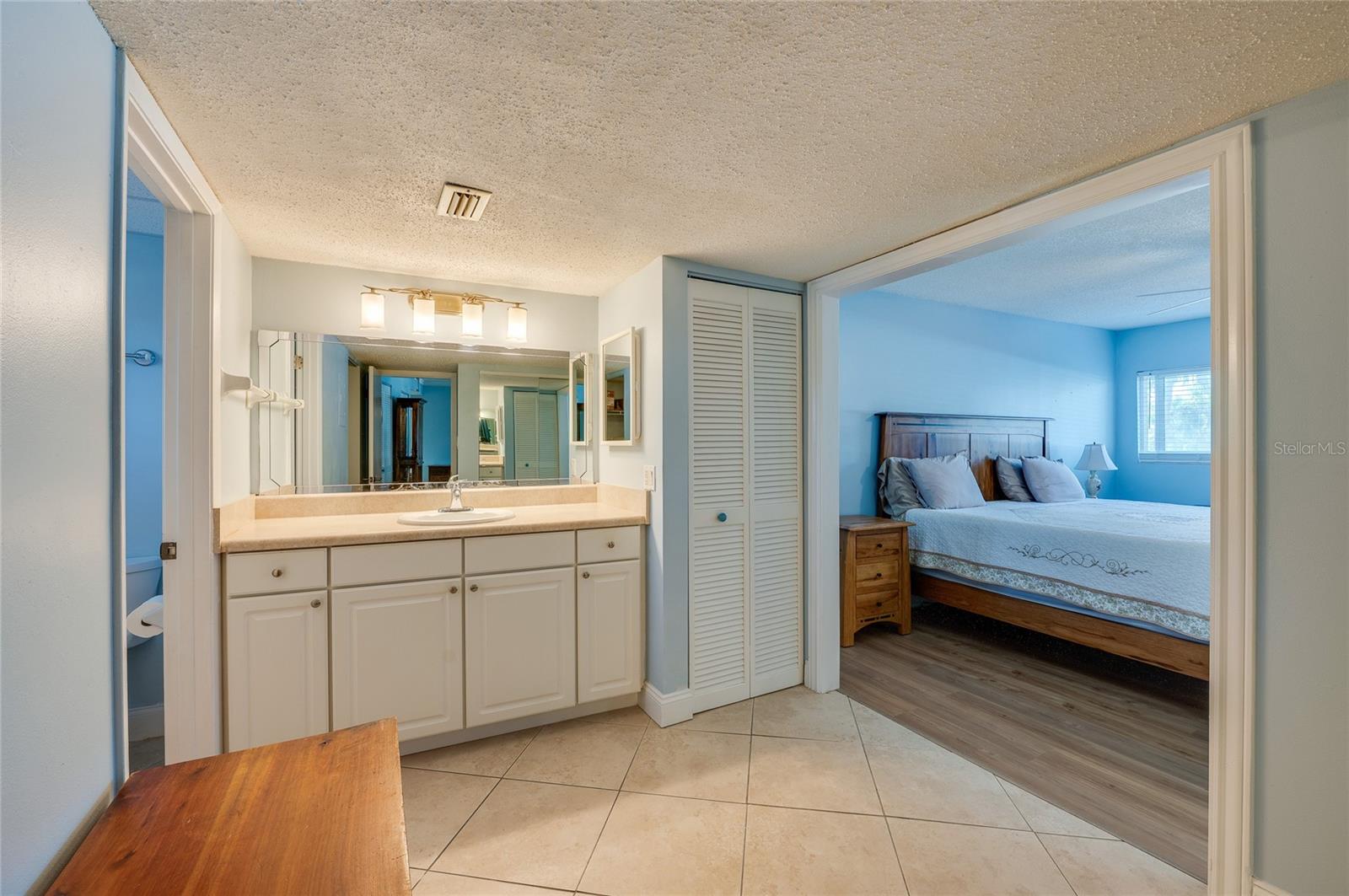 RIVER PLACE 01 HUNDRED CONDO - Residential