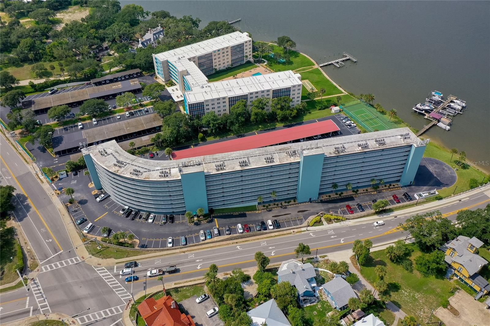 RIVER PLACE 01 HUNDRED CONDO - Residential