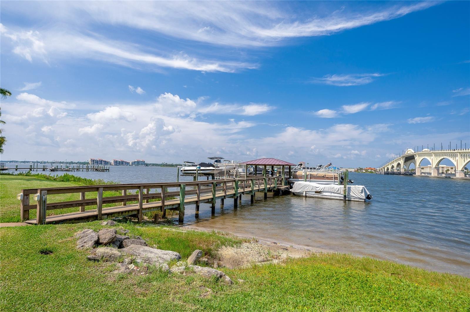 RIVER PLACE 01 HUNDRED CONDO - Residential