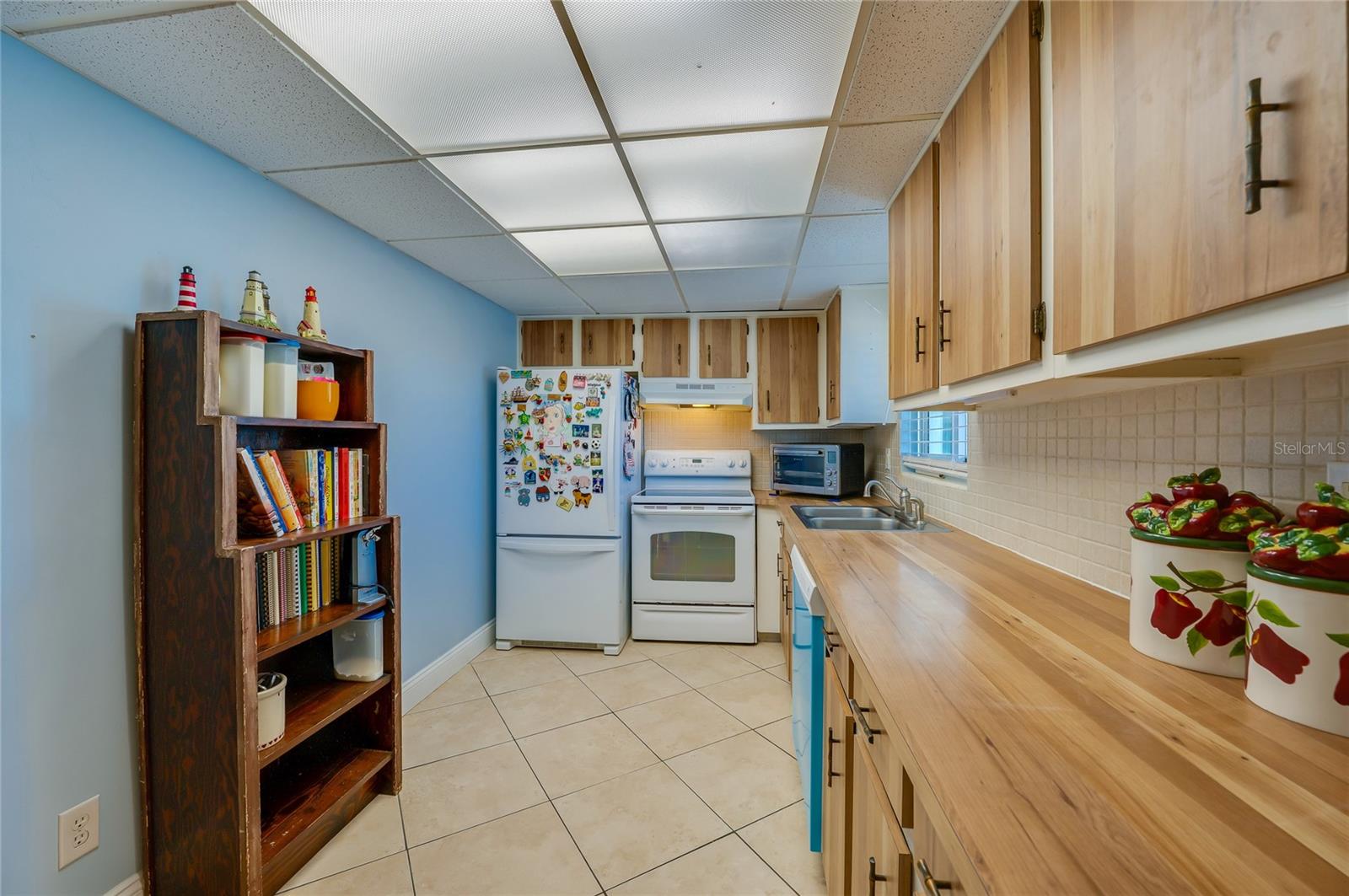 RIVER PLACE 01 HUNDRED CONDO - Residential