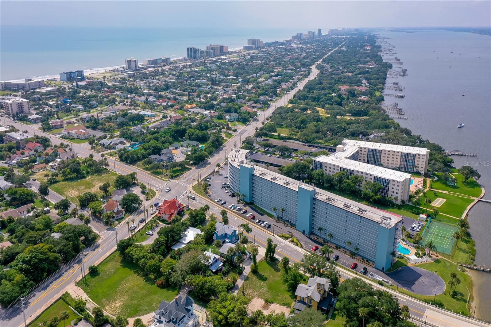 RIVER PLACE 01 HUNDRED CONDO - Residential