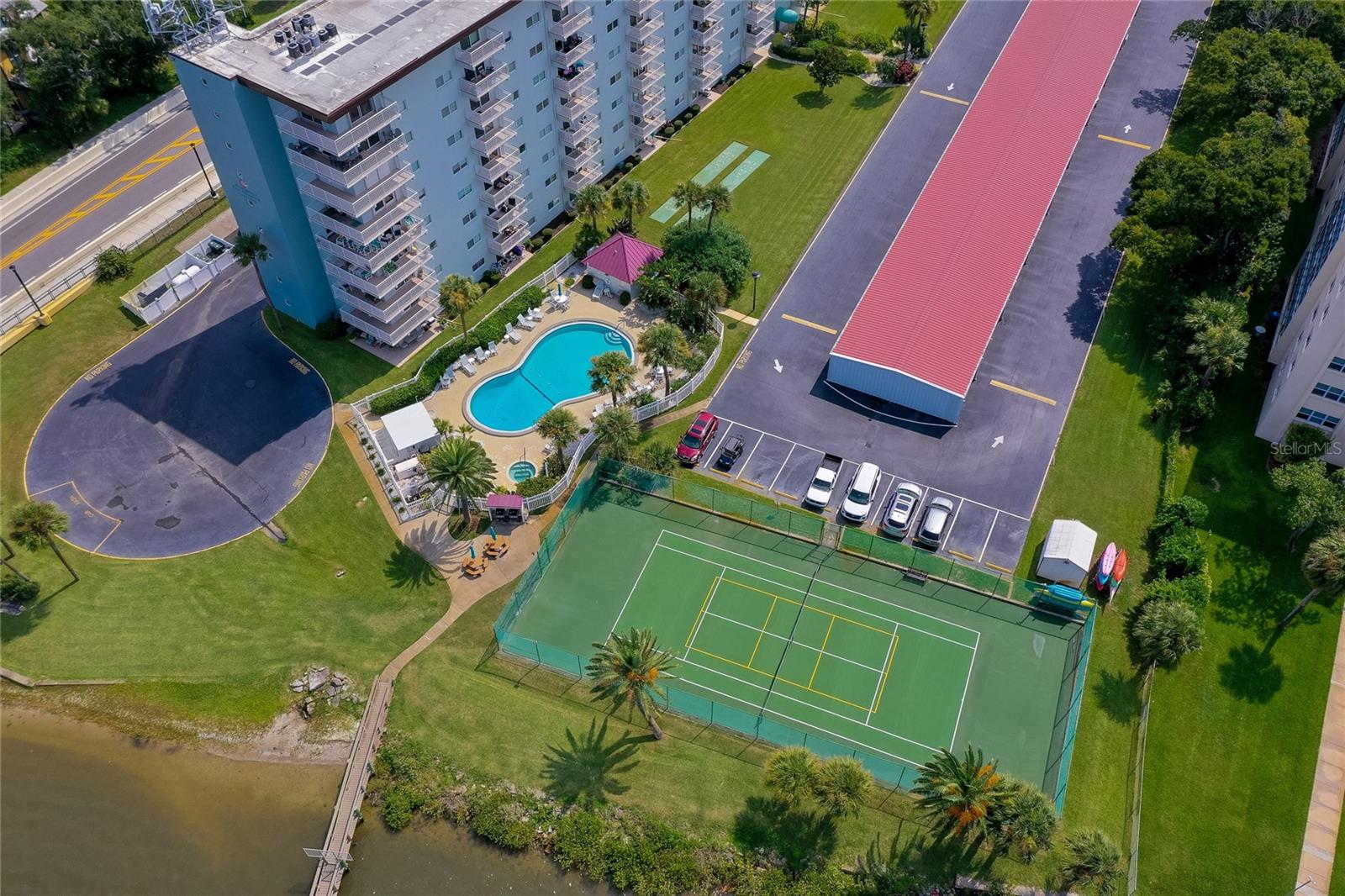 RIVER PLACE 01 HUNDRED CONDO - Residential