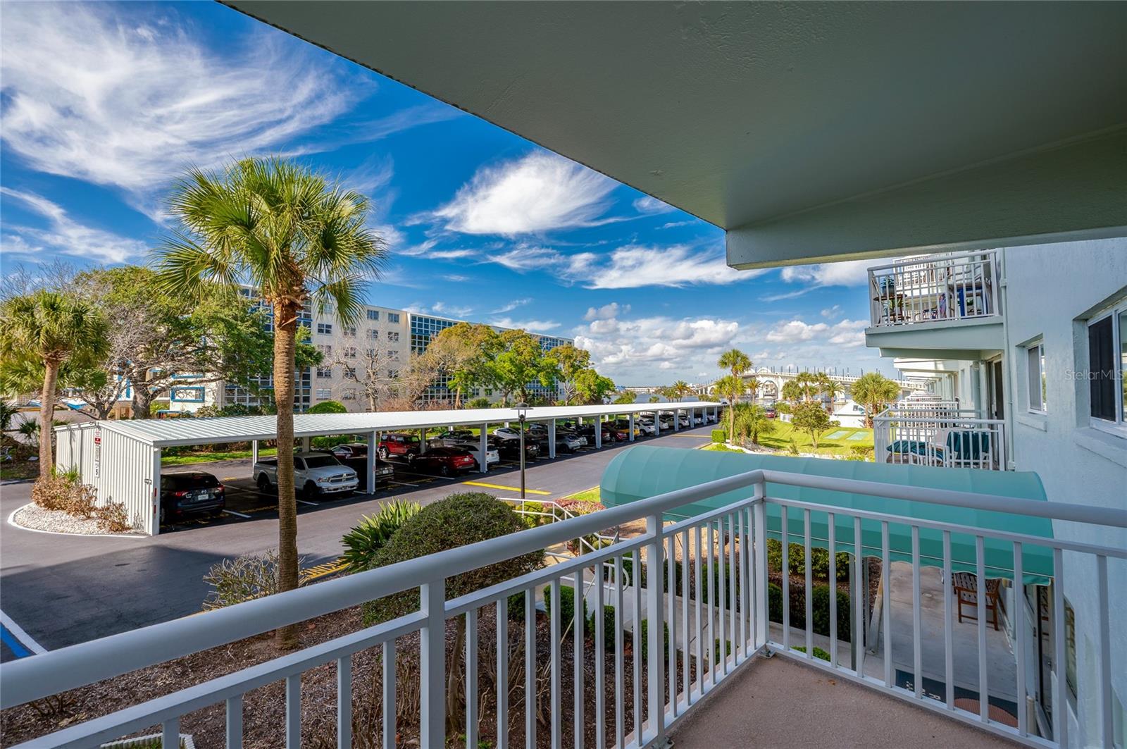 RIVER PLACE 01 HUNDRED CONDO - Residential