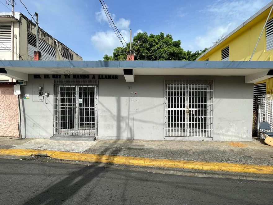 Strategically located property in the town of Aguas Buenas, currently divided into two commercial spaces. Perfect for entrepreneurs, investors, or anyone looking to generate passive income. Mixed-use zoning – ideal for retail, office, professional services, or future residential expansion. Spaces are move-in ready and set up for immediate operation. Great potential for return!
Contact us for more details or to schedule your visit. Don’t miss out on this excellent opportunity.