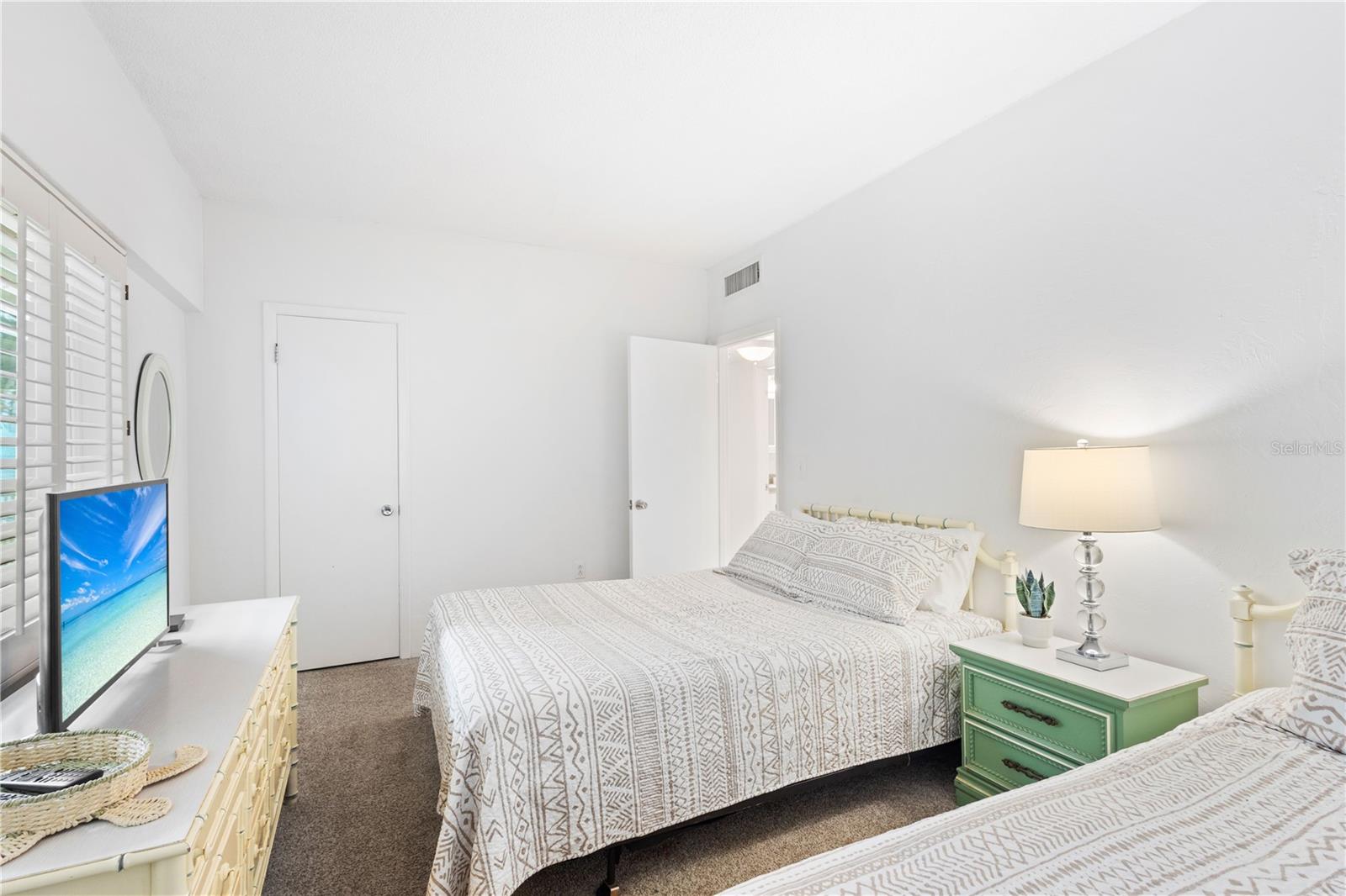 JAMAICA ROYALE ELEV APTS - Residential