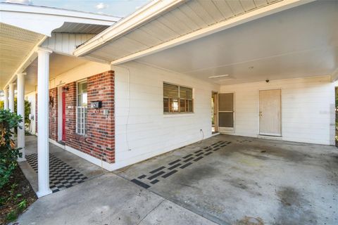 A home in LAKE WALES