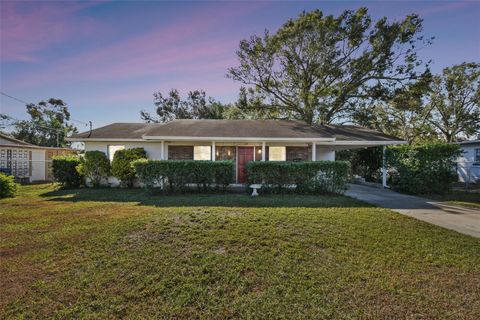 A home in LAKE WALES