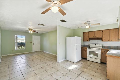 A home in LAKE WALES