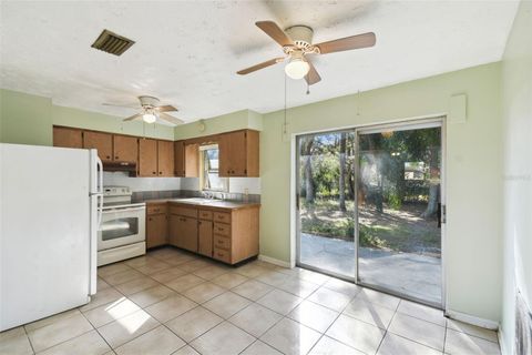 A home in LAKE WALES