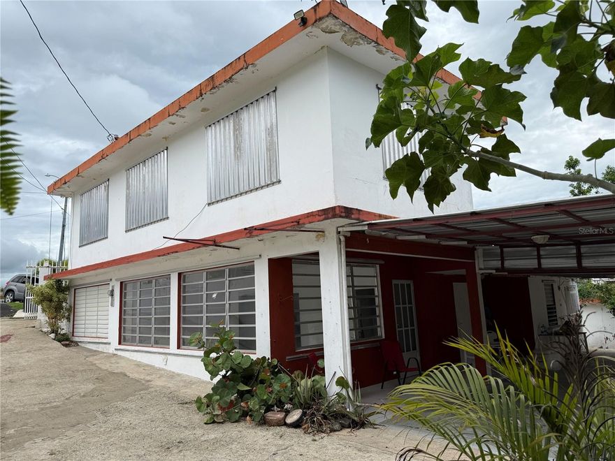 For sale: a spacious and comfortable residence located in the quiet neighborhood of Camino Nuevo in Yabucoa, situated on a 874-square-meter lot—ideal for large families or as an investment property. The home features six exceptionally large bedrooms, three bathrooms, a living room, kitchen, dining room, family room, balcony, carport, and two storage areas, plus an additional room perfect for use as an office, guest quarters, or rental unit. Furthermore, the property includes a pedestrian gate and a sliding driveway gate, security doors, storm shutters, an electric tankless water heater, a split-system inverter air conditioner, a 400-gallon water cistern, a refrigerator, and a stove. Located in a tranquil area just five minutes from Expressway 52, this property offers excellent potential for both personal residence and investment purposes.
